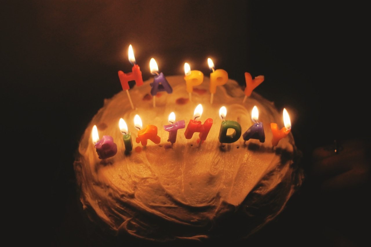 Загадать желание и задуть свечи на торте - это пример суеверного поведения